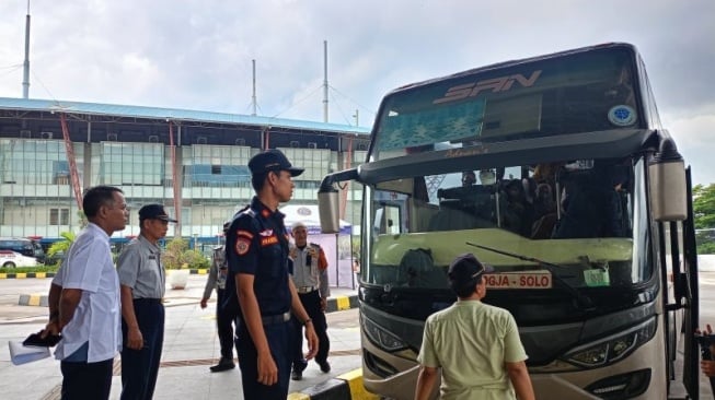 Petugas melakukan pra ramp-check atau uji kelaikan kendaraan angkutan umum pada bus menjelang mudik di Terminal Terpadu Pulo Gebang (TTPG), Jakarta Timur, Jumat (14/3/2025). ANTARA/Siti Nurhaliza