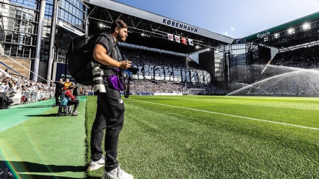 Fotografer FC Copenhagen, Gaston Szerman ikut Kevin Diks ke Sydney Australia. Ia disebut oleh Kevin Diks akan menjadi fotograger timnas Indonesia bahkan sampai Juni 2026 mendatang. (Instagram/@gastisz)