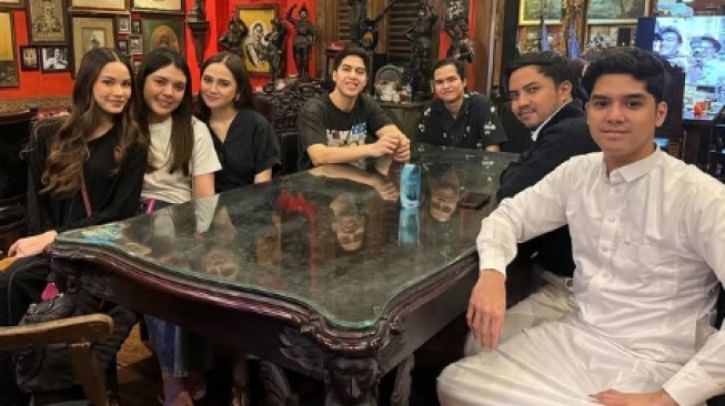 Momen anak-anak Ahmad Dhani buka puasa di rumah bareng pacar [Instagram/@alghazali7]