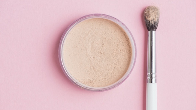 Ilustrasi loose powder - Tips Make Up Tahan Lama Seharian (Freepik)