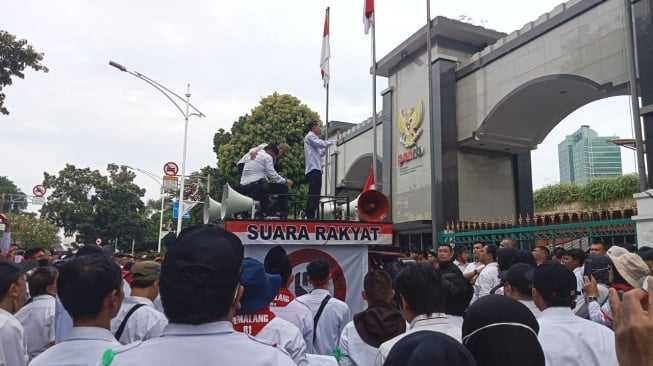 Massa Calon PPPK Geruduk Kantor KemenPAN-RB, Tolak Pengangkatan Oktober 2025