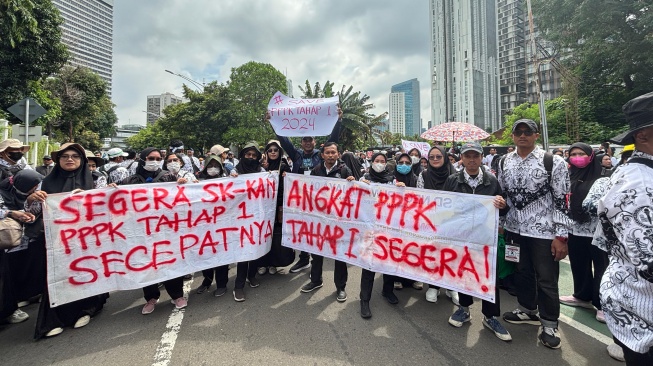 Massa calon PPPK menggelar aksi demonstrasi di depan gedung KemenPAN-RB menolak penundaan pengangkatan di Oktober 2025, Selasa (18/3/2025). (Foto: Istimewa)