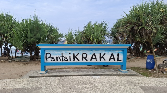 Pantai Krakal juga menjadi destinasi wisata untuk libur lebaran wisatawan. (Twitter)