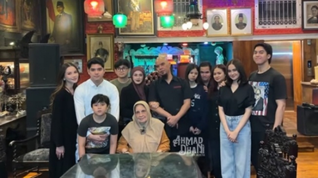 Alyssa Daguise dan Syifa Hadju bersama keluarga Ahmad Dhani (YouTube/Ahmad Dhani Dalam Berita)