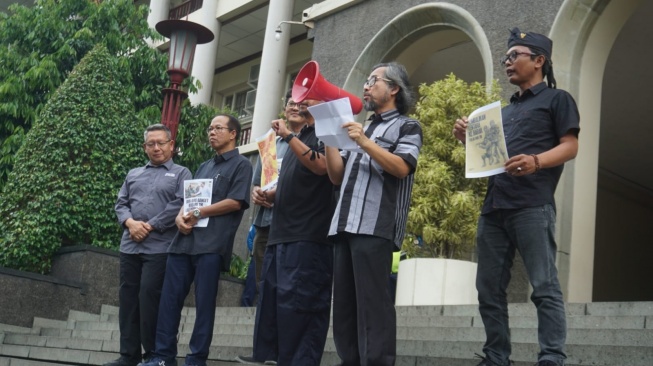 Sejumlah dosen termasuk civitas UGM menggelar orasi penolakan RUU TNI yang dibahas oleh DPR RI di Kampus UGM, Selasa (18/3/2025). [Hiskia/Suarajogja]