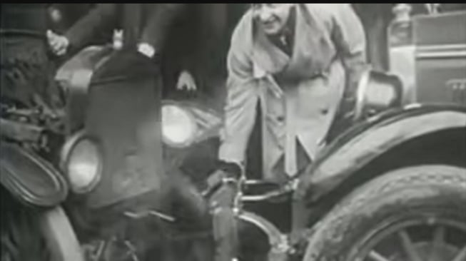 Uji tabrak mobil pada media 1930 dimana sopir merupakan manusia bukan boneka. Tentunya hal ini membuat nyawa sopir jadi pertaruhannya saat uji tabrak mobil (Youtube)