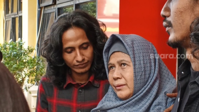 Momen penuh tangis keluarga Badjideh usai membesuk Vadel Badjideh di Mapolres Metro Jakarta Selatan, Selasa (18/3/2025). [Suara.com/Adiyoga Priyambodo]