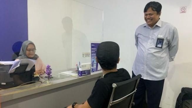 Kepala Cabang PELNI DKI Jakarta Dicky Dermawan (berdiri) berkomunikasi dengan konsumen di ruangan pelayanan pelanggan (customer service) Kantor PELNI Cabang DKI Jakarta di Jakarta, Selasa (18/3/2025). ANTARA/Mario Sofia Nasution