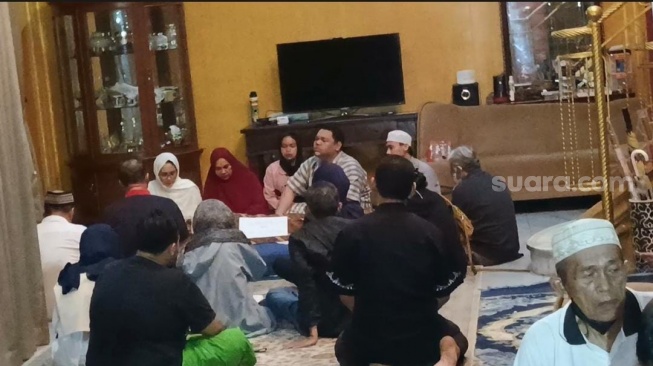 Suasana di rumah duka almarhum Mat Solar kawasan Pamulang, Tangerang Selatan pada Selasa (18/3/2025). [Suara.com/Rena Pangesti]