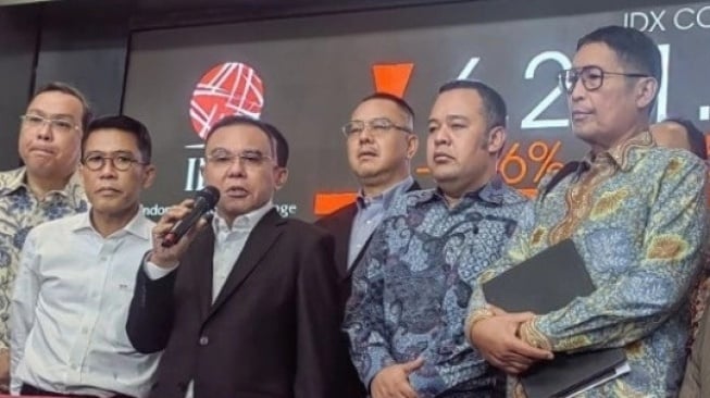 Wakil Ketua DPR RI Sufmi Dasco Ahmad bersama Ketua Komisi XI DPR RI Mukhamad Misbakhun dan anggota Komisi XI DPR RI lainnya, serta Direktur Utama BEI Iman Rachman, dan Kepala Eksekutif Pengawas Pasar Modal, Keuangan Derivatif OJK Inarno Djajadi di Gedung Bursa Efek Indonesia, Jakarta, Selasa (18/3/2025) [Dok. Antara]