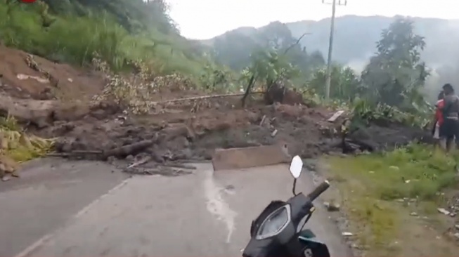 Gempa di Kabupaten Tapanuli Utara, menimbulkan bencana longsor dan menutup jalan. [Tangkapan layar Antara] 