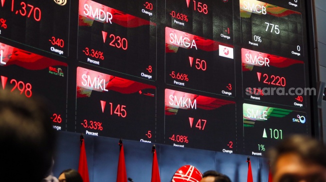 Pengunjung melintas dibawah layar pergerakan Indeks Harga Saham Gabungan (IHSG) di Bursa Efek Indonesia (BEI), Jakarta, Selasa (18/3/2025). [Suara.com/Alfian Winanto]