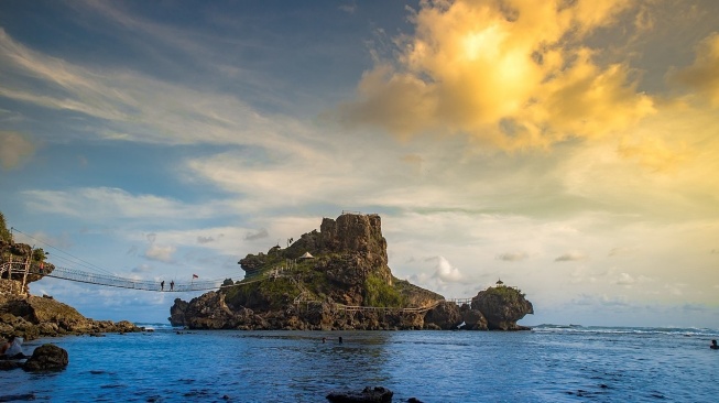 Pantai Nglambor Gunungkidul yang memberikan pengalaman asyik saat libur lebaran. (Twitter)