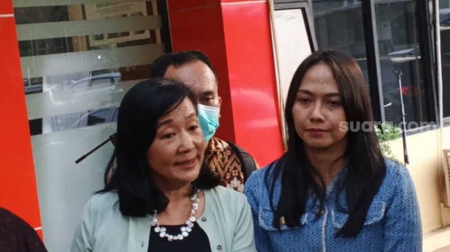 Pemilik toko kue Clairmont Patisserie, Susana Darmawan (kiri) usai agenda mediasi dengan William Anderson atau Codeblu di Mapolres Metro Jakarta Selatan, Selasa (18/3/2025) [Suara.com/Adiyoga Priyambodo].