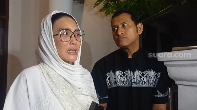 Rieke Diah Pitaloka dan Said Bajaj Bajuri ditemui ditemui di rumah duka almarhum Mat Solar kawasan Pamulang, Tangerang Selatan pada Selasa (18/2/205) dini hari. [Suara.com/Rena Pangesti]