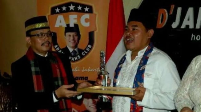 Mat Solar meninggal dunia. Foto ini kenangan Mat Solar bersama penggagas "Betawi Award", H.M. Jusuf Rizal dalam acara penganugerahan Betawi Award 2012. [Dok. Antara]