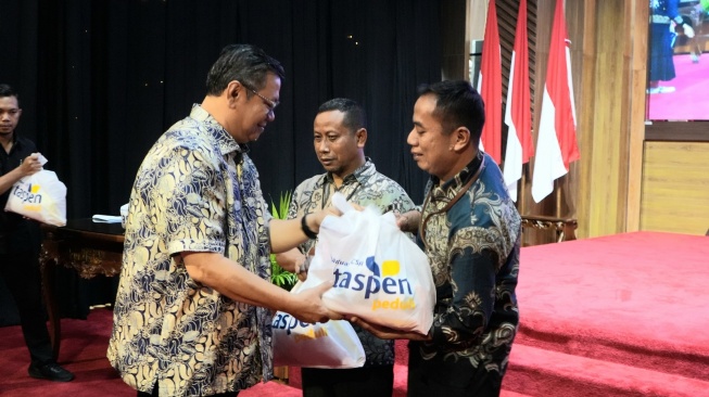 Taspen Bagikan 7.300 Paket Sembako untuk Masyarakat