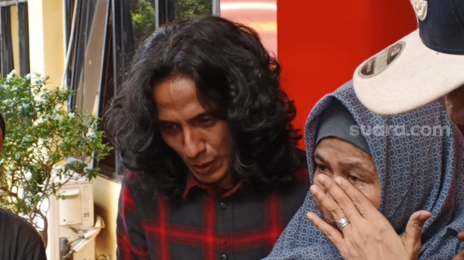 Momen penuh tangis keluarga Badjideh usai membesuk Vadel Badjideh di Mapolres Metro Jakarta Selatan, Selasa (18/3/2025). [Suara.com/Adiyoga Priyambodo]