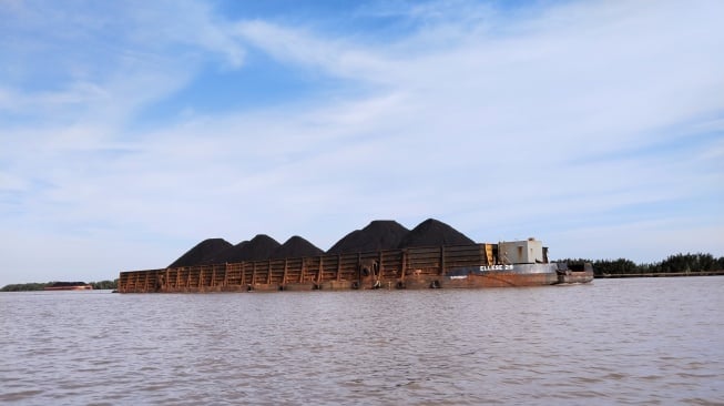 Kapal tongkang batu bara di Sungai Musi