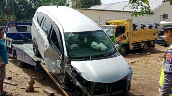 Kronologi Kecelakaan Mobil Vs Truk di Jalur Pacitan-Solo: Sigra Remuk Bagian Depan