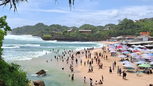 Pantai Drini yang terletak di Gunungkidul menjadi daya tarik wisatawan saat libur lebaran. (Twitter)