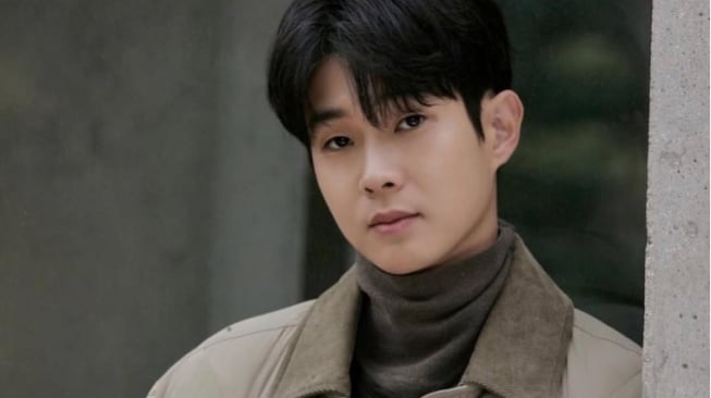 4 Padu Padan Outfit Kasual ala Choi Woo Shik, Nyaman dan Modis!