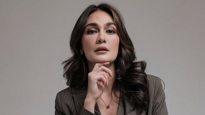 Renovasi Sekolah di NTT Selesai, Luna Maya Jadi Rebutan Dipeluk Siswa SD