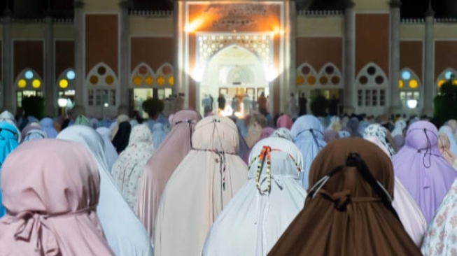 Maksimalkan Ibadah di Bulan Ramadan, Ini Beda Salat Tarawih 8 dan 20 Rakaat yang Perlu Kamu Pahami