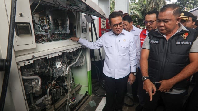 Menteri Perdagangan Budi Santoso (kiri), bersama Direktur Tipidter Bareskrim Polri Brigjen Polisi Nunung Syaifuddin (kanan) dan Pelaksana Tugas (PLT) Direktur Utama Pertamina Patra Niaga Mars Ega Legowo Putra (tengah) melihat mesin dispenser bensin Pertamina yang disegel di Jalan Alternatif Sentul, Kabupaten Bogor, Jawa Barat, Rabu (19/3/2025). [ANTARA FOTO/Yulius Satria Wijaya/tom]