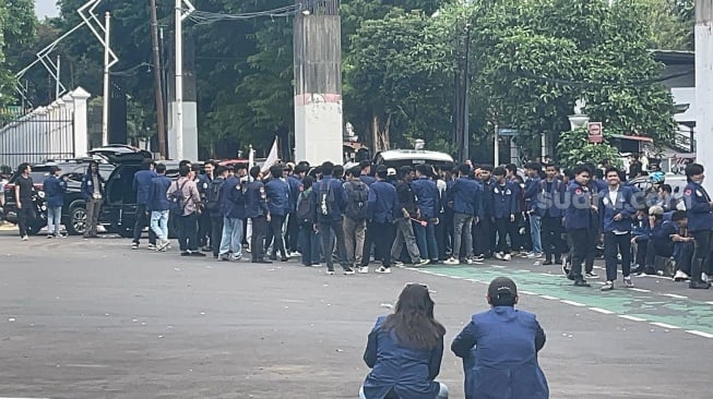 Sehari Sebelum Pengesahan, Mahasiswa Trisakti Geruduk Gedung DPR Nyatakan Tolak RUU TNI