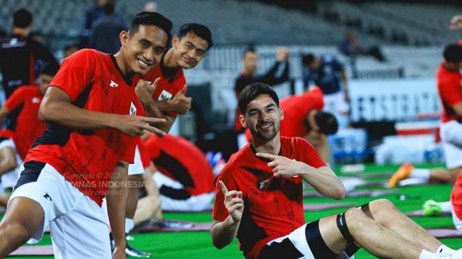 Bek Timnas Indonesia, Rizky Ridho dan Sandy Walsh ikut latihan hari pertama sejak Garuda tiba di Sydney jelang menghadapi Australia dalam lanjutan Grup C putaran ketiga Kualifikasi Piala Dunia 2026 zona Asia. [Dok. PSSI]