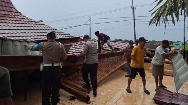 Situbondo dan Banyuwangi Porak-poranda Diterjang Angin Kencang