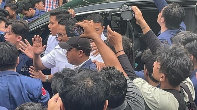 Menkum Supratman Andi Agtas turun dari kendaraannya saat diadang massa aksi dari Kampus Trisakti Jakarta, Rabu (19/3/2025). [Suara.com/Bagaskara]