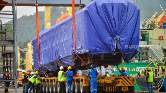 Petugas melakukan proses pemindahan gerbong kereta api dari atas kapal di pelabuhan Teluk Bayur Padang, Sumatera Barat, Rabu (19/3/2025). [ANTARA FOTO/Iggoy el Fitra/Spt]