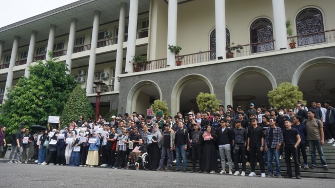 Civitas akademika Universitas Gadjah Mada (UGM) menggelar aksi 'Tolak Revisi UU TNI' di Balairung UGM, Selasa (18/3/2025). Ratusan massa dari dosen, pekerja hingga mahasiswa turut hadir dalam aksi tersebut.