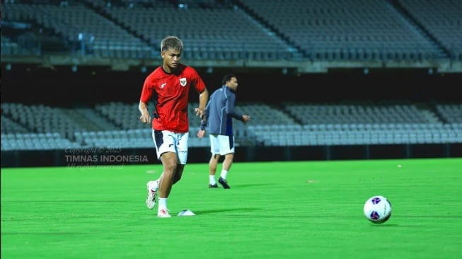 Striker Timnas Indonesia, Hokky Caraka saat menjalani latihan perdana di Sydney, Asutralia, Selasa (18/3/2025) malam waktu setempat. [Kitagaruda.id]