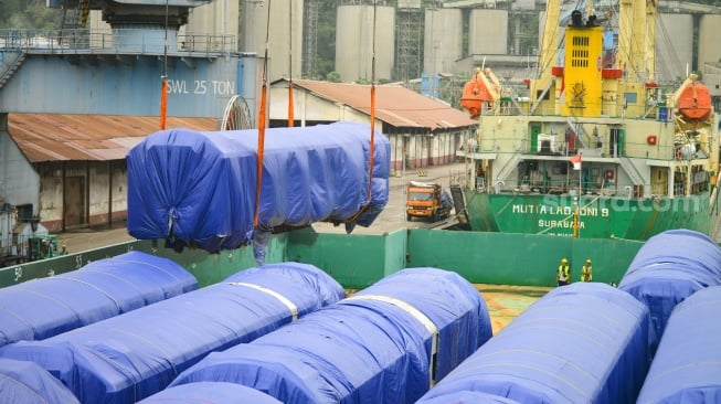 Petugas PT Pelindo Regional 2 Teluk Bayur mengoperasikan crane memindahkan gerbong kereta api dari atas kapal di pelabuhan Teluk Bayur Padang, Sumatera Barat, Rabu (19/3/2025). [ANTARA FOTO/Iggoy el Fitra/Spt]