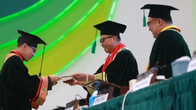 Prof. Yahya Zaenul Muarif atau yang akrab disapa Buya Yahya saat menjalani prosesi wisuda sarjana Universitas Islam Sultan Agung (Unissula), di Auditorium Unissula, Semarang, Sabtu (15/3/2025). (ANTARA/HO-Unissula)