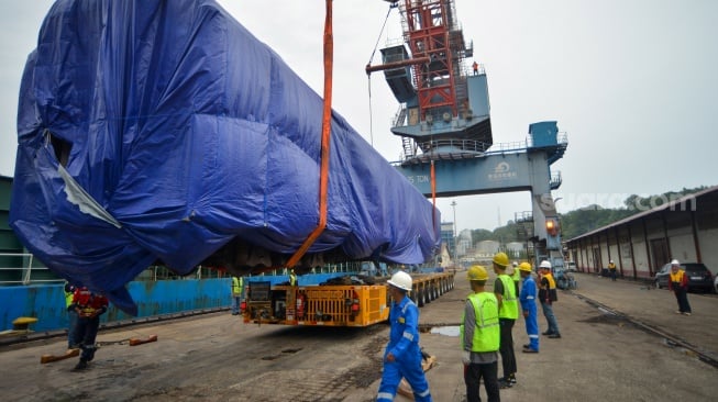 Petugas melakukan proses pemindahan gerbong kereta api dari atas kapal di pelabuhan Teluk Bayur Padang, Sumatera Barat, Rabu (19/3/2025). [ANTARA FOTO/Iggoy el Fitra/Spt]