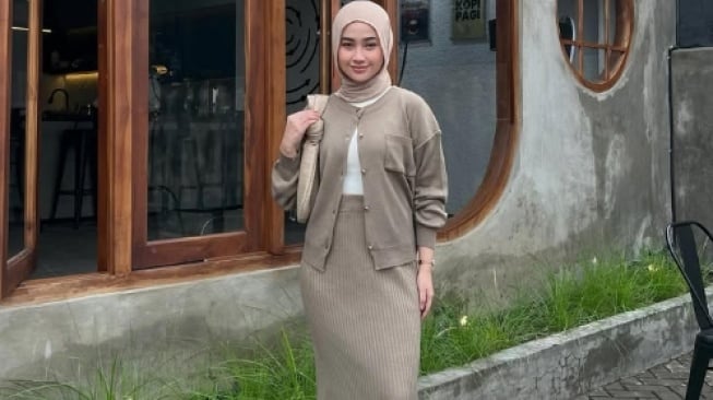 5 Gaya OOTD Hijab Ngabuburit ala Kirana Salsabila, Cocok untuk Anak Muda!