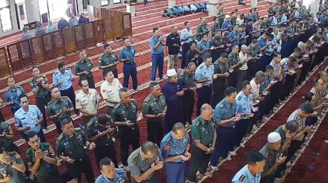 Sesko TNI Gelar Salat Gaib dan Doa Bersama untuk 3 Polisi yang Gugur di Lampung. [dok Istimwa]