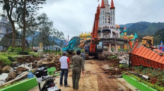 Taman wisata Hybisc Fantasy Puncak dibongkar, Senin (17/3/2205). (Foto dok. Satpol PP Jawa Barat)