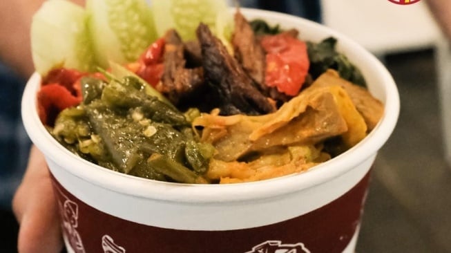 Usaha kuliner Padang milik Darius Sinathrya. (Instagram)