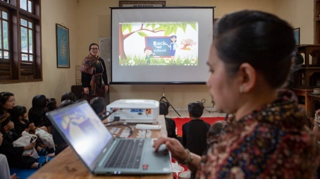 Program Two Hands Hub merupakan inisiatif NeutraDC dalam mendukung komunitas lokal melalui teknologi. Sebelumnya, program ini telah memberikan pelatihan teknologi AI kepada UMKM di Mandalika dan Bali (Dok: Telkom)