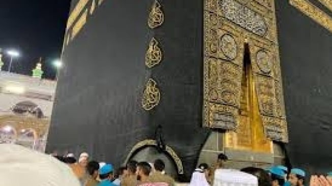 Hajar Aswad, batu suci di Mekkah. [Dok. Antara]