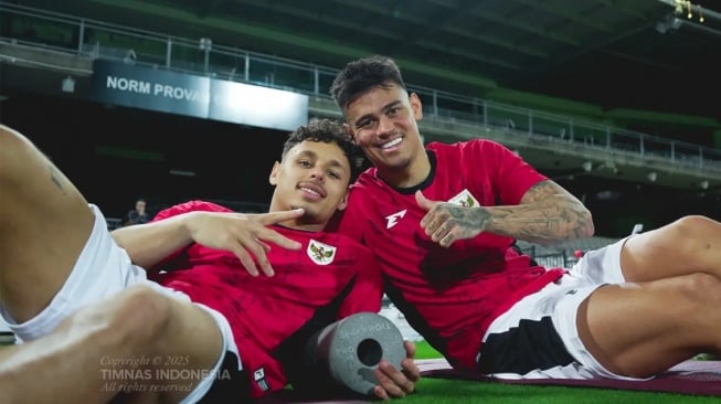 Dua pemain Timnas Indonesia, Dean James dan Mees Hilgers saat menjalani latihan perdana di Sydney, Asutralia, Selasa (18/3/2025) malam waktu setempat. [Kitagaruda.id]