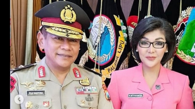 Netty Siagian bersama suaminya, Brigjen Puji Santosa. Nama Netty jadi perbincangan publik setelah bernai mengkritik Letkol Teddy yang saat itu masih berpangkat Mayor. [Dok. Instagram Netty Siagian]