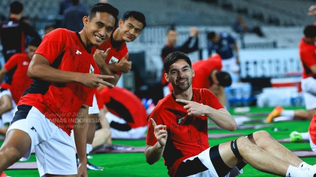 Trio bek Timnas Indonesia, Rizky Ridho, Pratama Arhan dan Sandy Walsh saat menjalani latihan perdana di Sydney, Asutralia, Selasa (18/3/2025) malam waktu setempat. [Kitagaruda.id]