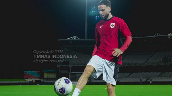 Bek Timnas Indonesia, Calvin Verdonk ikut latihan hari pertama sejak Garuda tiba di Sydney jelang menghadapi Australia dalam lanjutan Grup C putaran ketiga Kualifikasi Piala Dunia 2026 zona Asia. [Dok. PSSI]