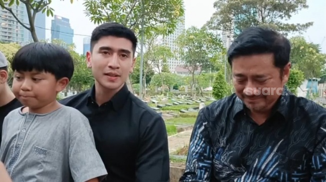 Verrell Bramasta, Ivan Fadilla dan Athalla Naufal di TPU Karet Bivak, Jakarta Pusat pada Rabu (19/3/2025) [Suara.com/Rena Pangestii]